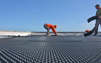 The drainage and water storage elements of Floradrain® FD 25-E manage the water levels in the green roof build-up. © egreen / ZinCo Floradrain® FD 25 is being installed